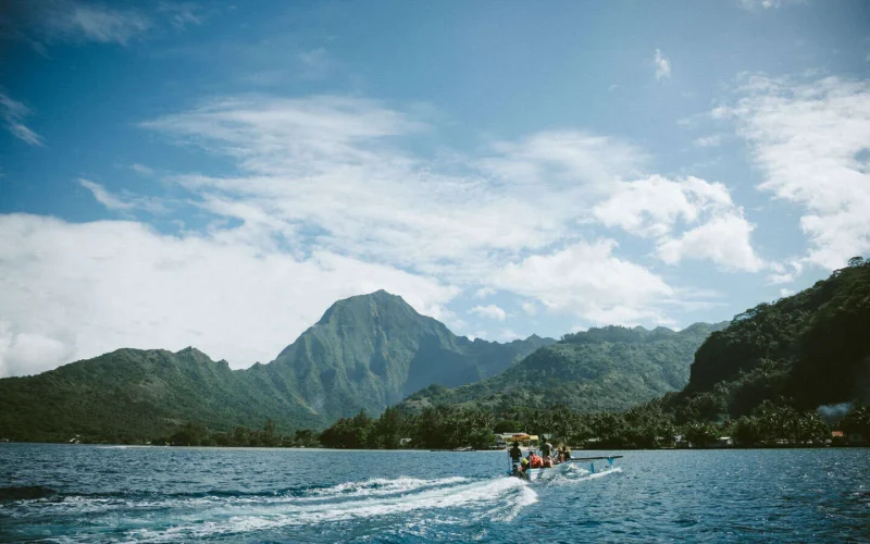 Vue sur Moorea depuis le lagon © Myles McGuinness